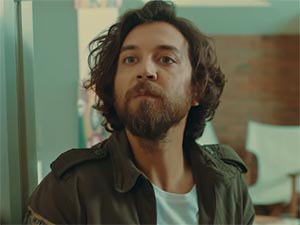 Aç Kapıyı Çok Fenayım - Anıl Altınöz Kimdir?