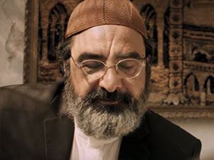 Dar Elbise - Cüneyt Cebenoyan Kimdir?