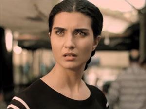 Dar Elbise - Tuba Büyüküstün - Helin Kimdir?