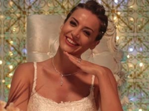 Düğüm Salonu - İrem Sak - Hülya Kimdir?