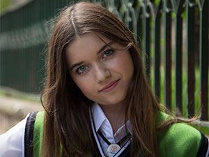 İkinci Şans - Afra Saraçoğlu - Çiçek Kimdir?