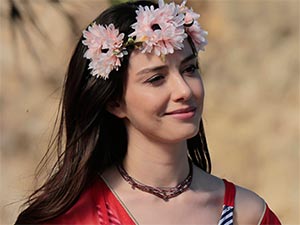 İlk Öpücük - Özge Gürel - Bahar Kimdir?